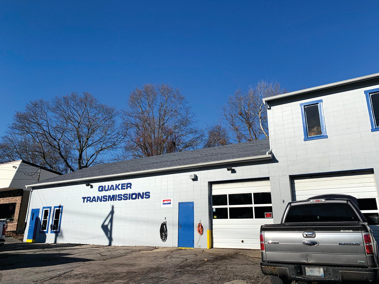 Looking for Quaker Transmissions? Watch for the bold sign of this longstanding landmark on Tiogue Avenue in West Warwick ~ you are in the right place. Call 401-826-2800 today for your appointment.
